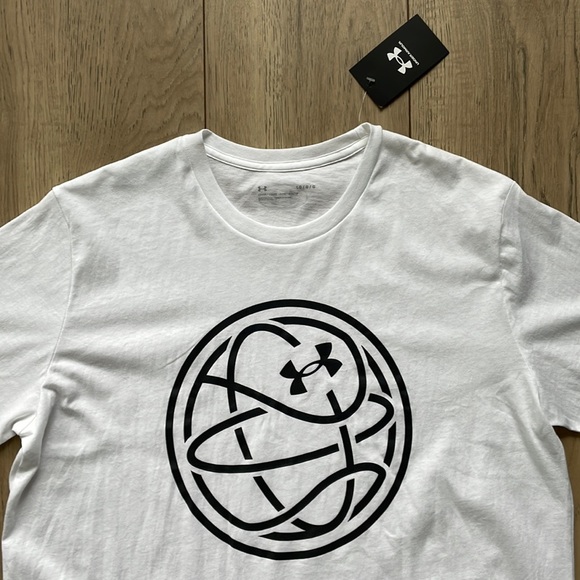 NWT Under Armour Basketball White and Black T-Shirt Men’s - Picture 1 of 4